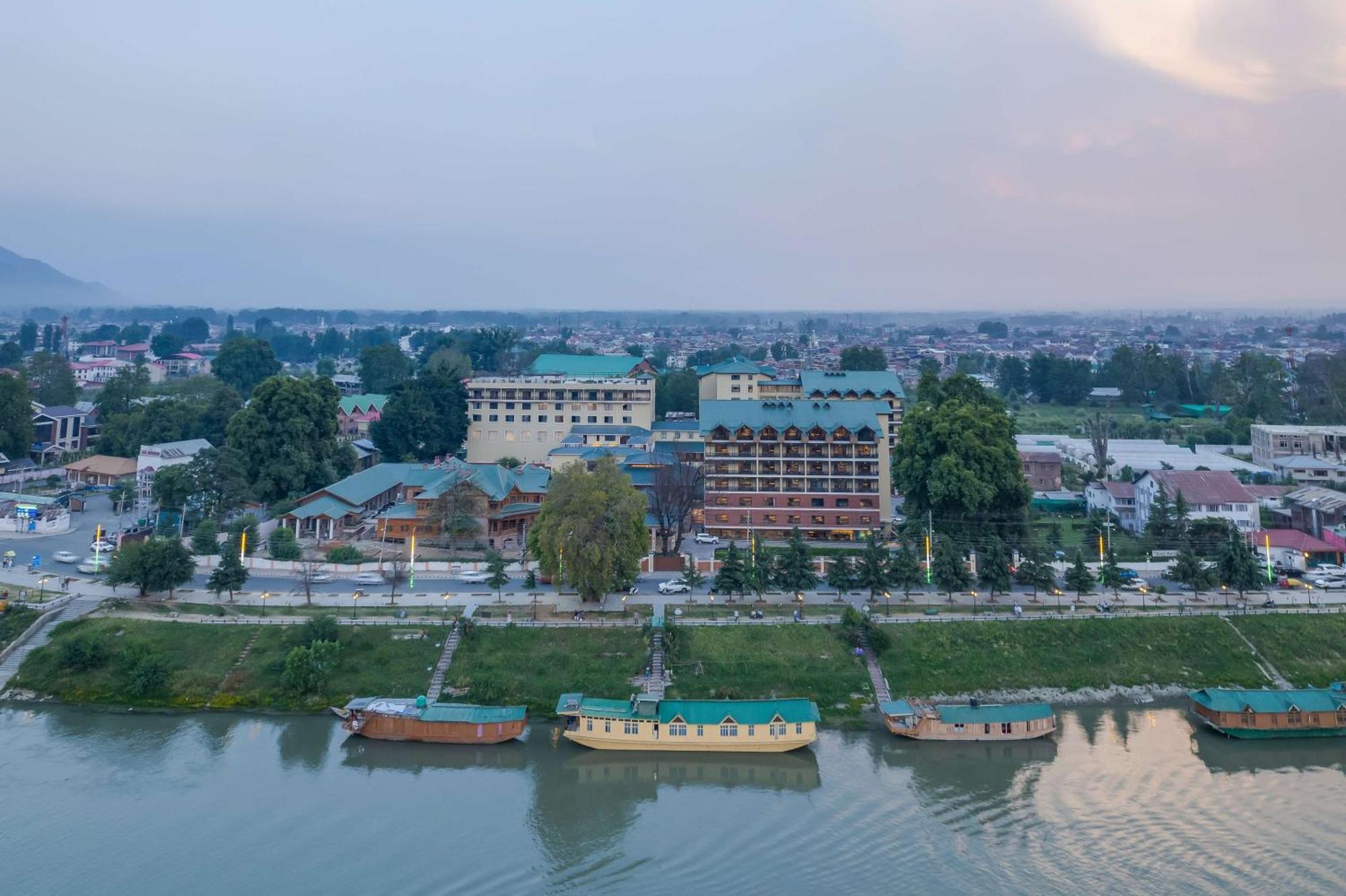 Radisson Collection Hotel & Spa, Riverfront Srinagar Exterior photo