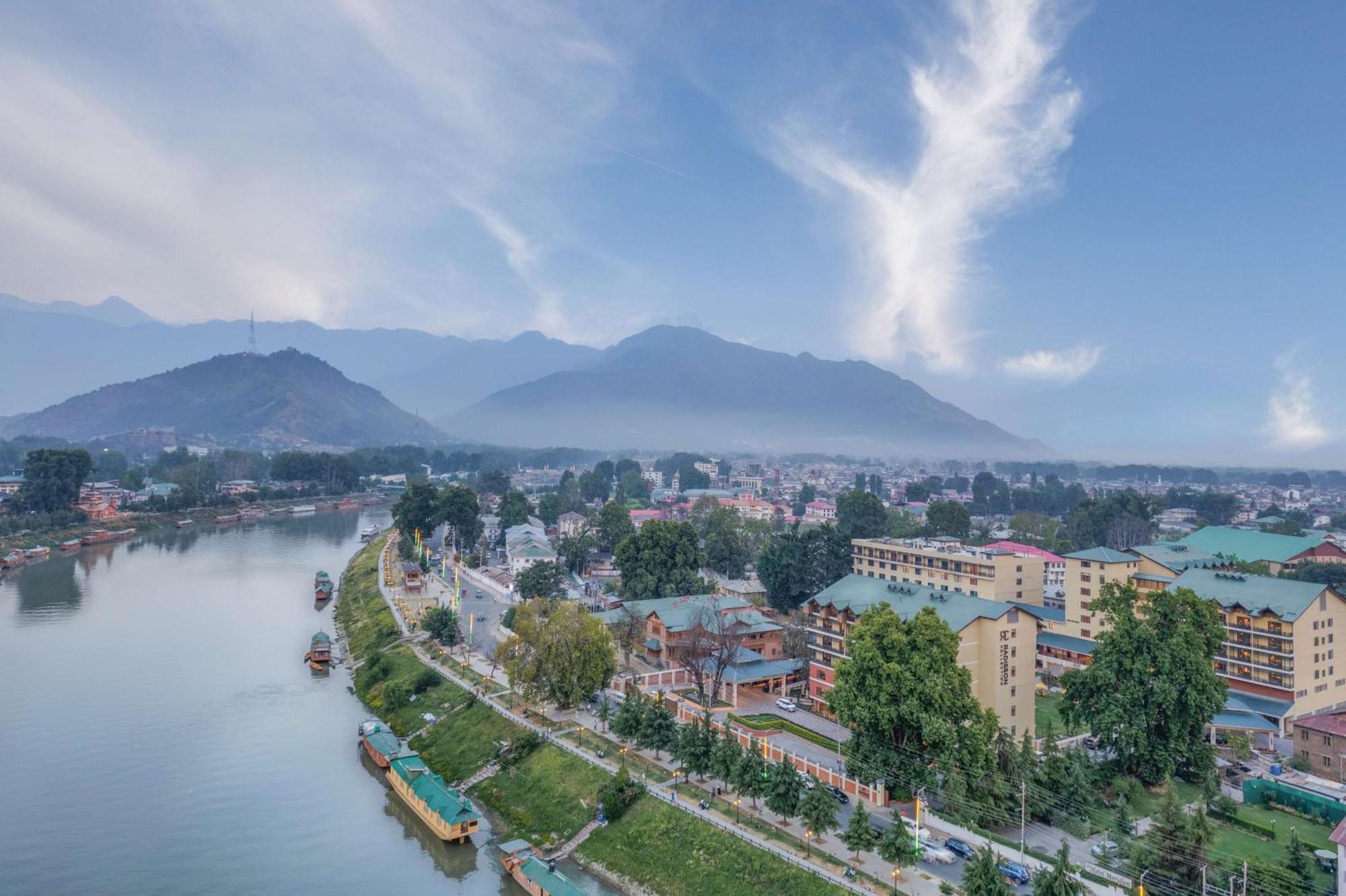 Radisson Collection Hotel & Spa, Riverfront Srinagar Exterior photo